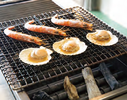 天然炭との併用◎コストを抑えながら、炭火焼きの美味しさをキープ