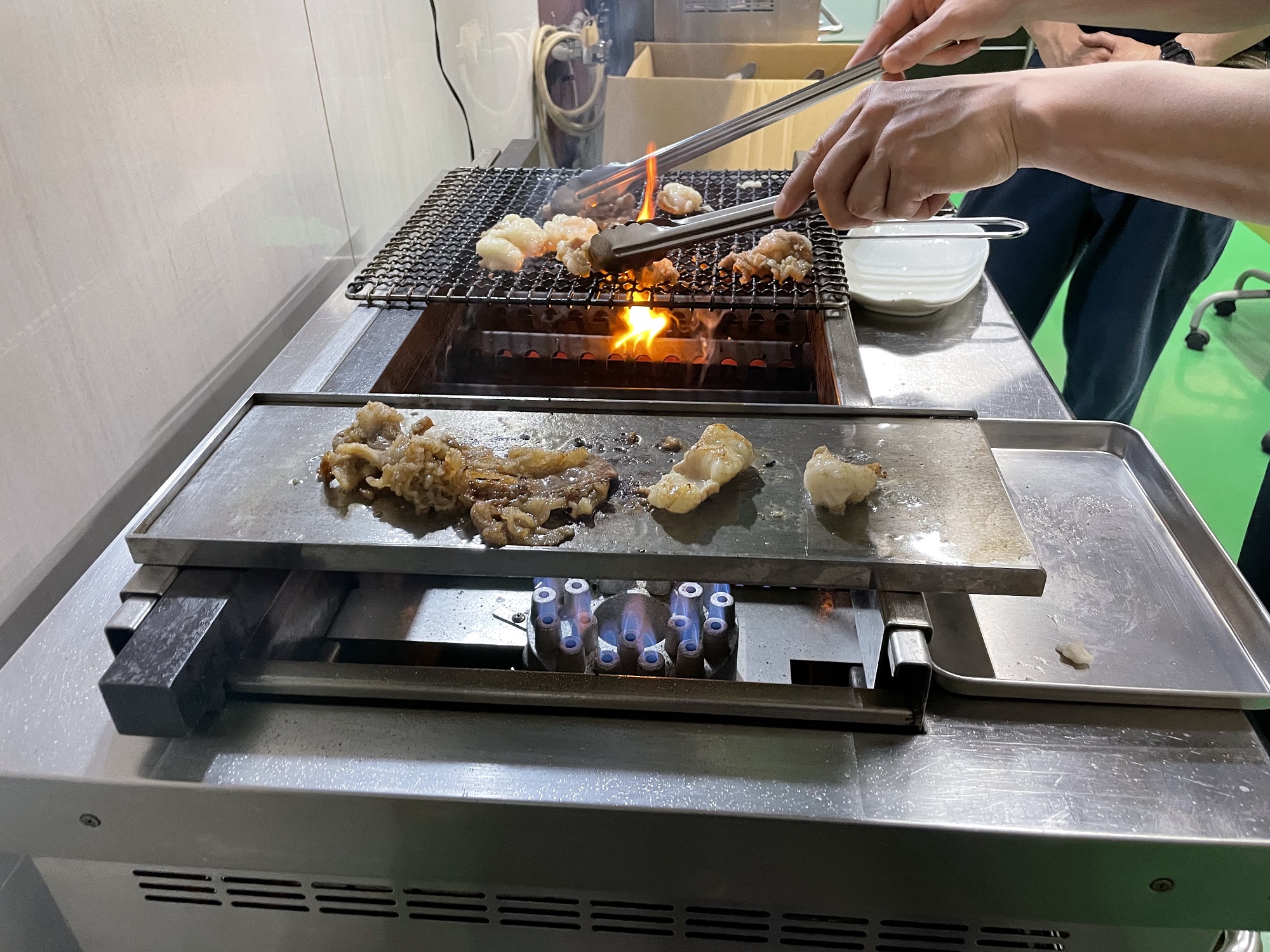 Teppanyaki এবং griller একসাথে ব্যবহার করা যেতে পারে