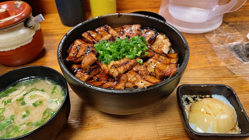 O popular arroz de porco asado ao carbón en Ochanomizu, Buta Yarou